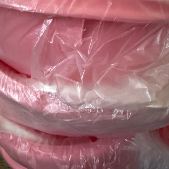 Tupperware Pink Serving Bowl with Lid - Picture 2 of 2